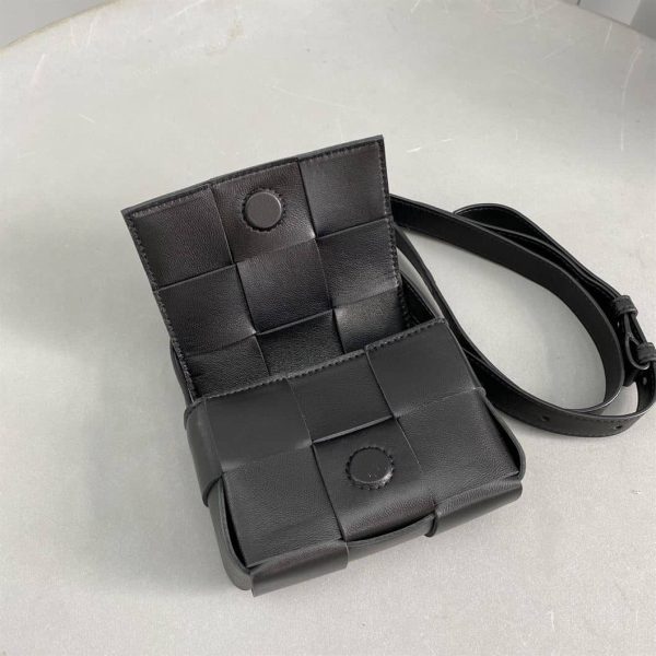 BOTTEGA VENETA MEN’S CASSETTE IN BLACK – WBV07 - Image 7