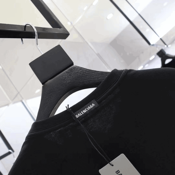 BALENCIAGA MEN’S BLACK MODE LOGO TEE – BB42 - Image 4