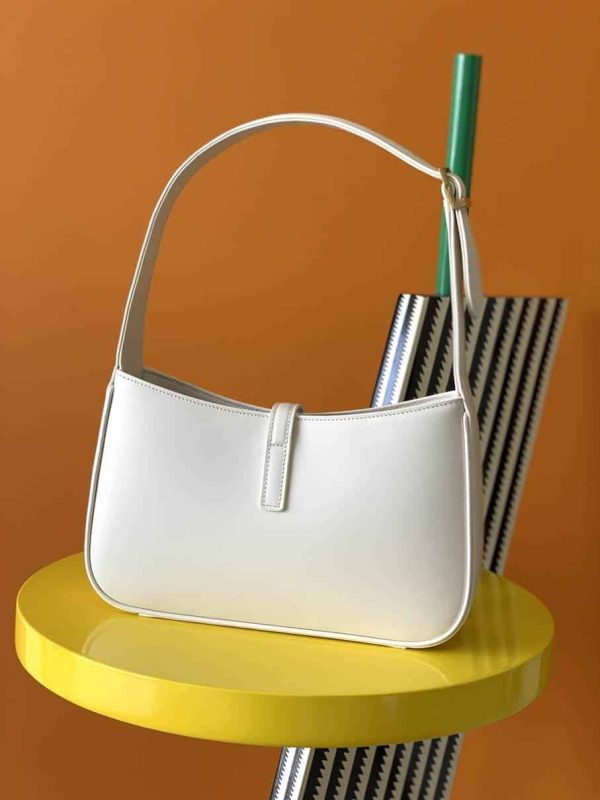 LE 5 À 7 HOBO BAG IN SMOOTH LEATHER – WBY07 - Image 3