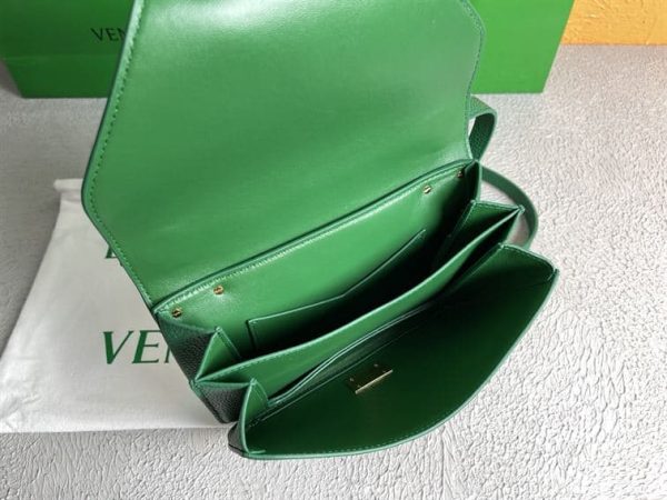 BOTTEGA VENETA WONMEN’S MOUNT IN JUNGLE – WBV17 - Image 5