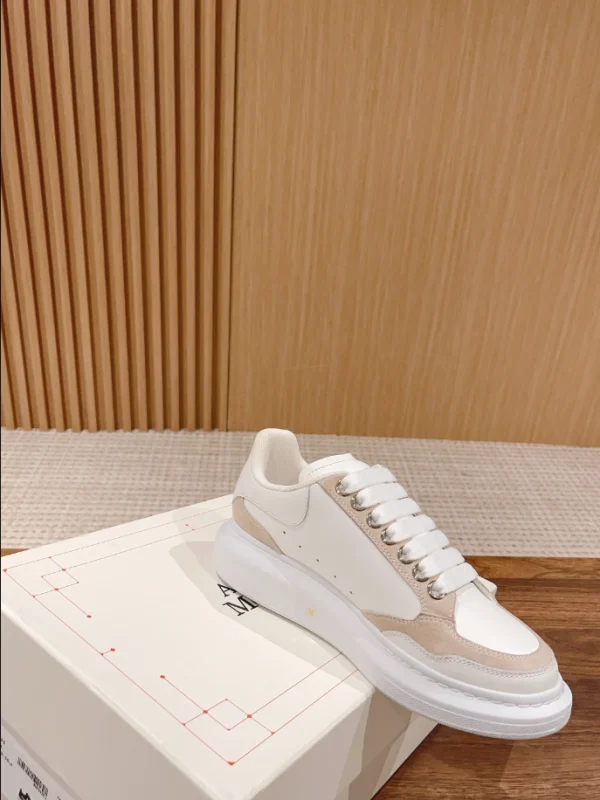 ALEXANDER MCQUEEN MEN’S OVERSIZED SNEAKER – AM33 - Image 3