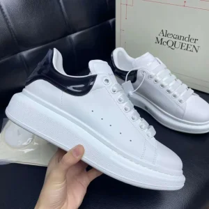 ALEXANDER MCQUEEN MEN’S OVERSIZED SNEAKER – AM35