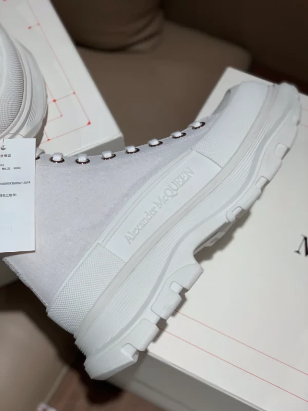 ALEXANDER MCQUEEN MEN’S TREAD SLICK BOOT IN WHITE – AM23 - Image 6