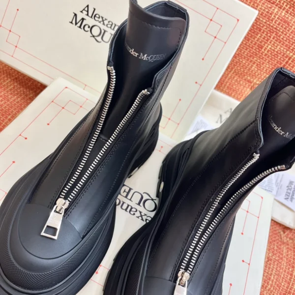 ALEXANDER MCQUEEN MEN’S TREAD SLICK ZIP BOOT IN BLACK – AM19 - Image 5