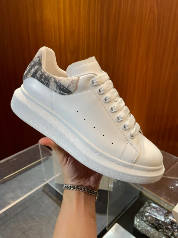 ALEXANDER MCQUEEN OVERSIZED SNEAKER – AM64