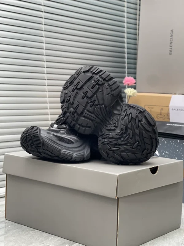BALENCIAGA MEN’S 10XL SNEAKER IN BLACK – BB210 - Image 3