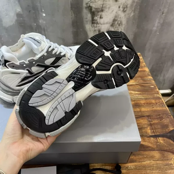 BALENCIAGA MEN’S RUNNER SNEAKER IN GREY/WHITE/BLACK – BB188 - Image 6