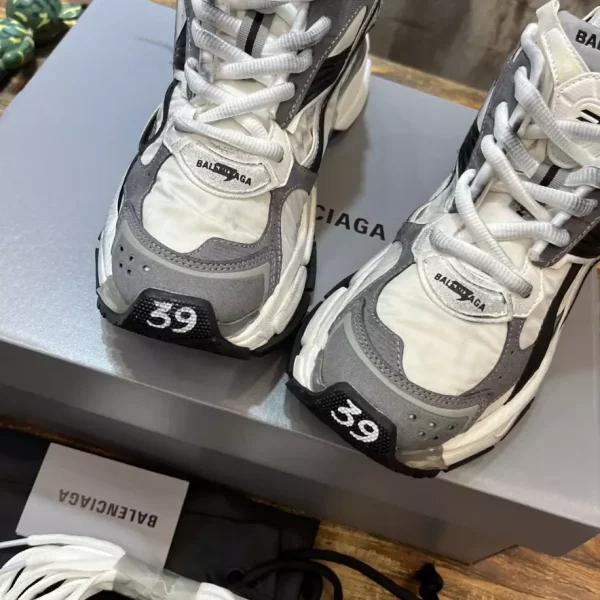 BALENCIAGA MEN’S RUNNER SNEAKER IN GREY/WHITE/BLACK – BB188 - Image 3