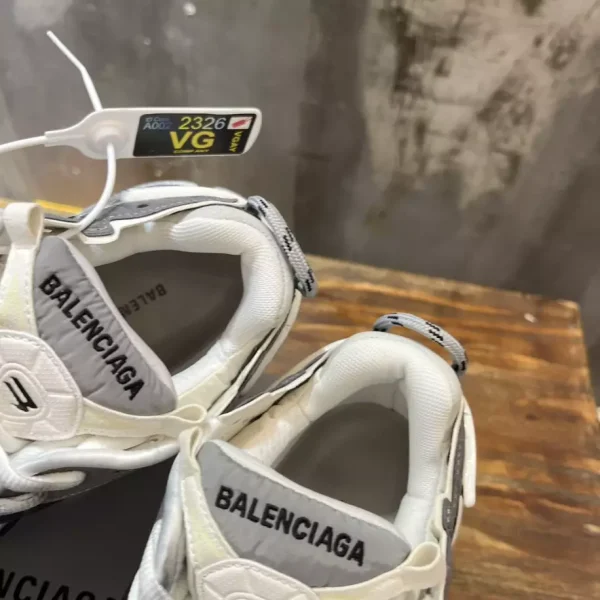 BALENCIAGA MEN’S RUNNER SNEAKER IN GREY/WHITE/BLACK – BB188 - Image 4