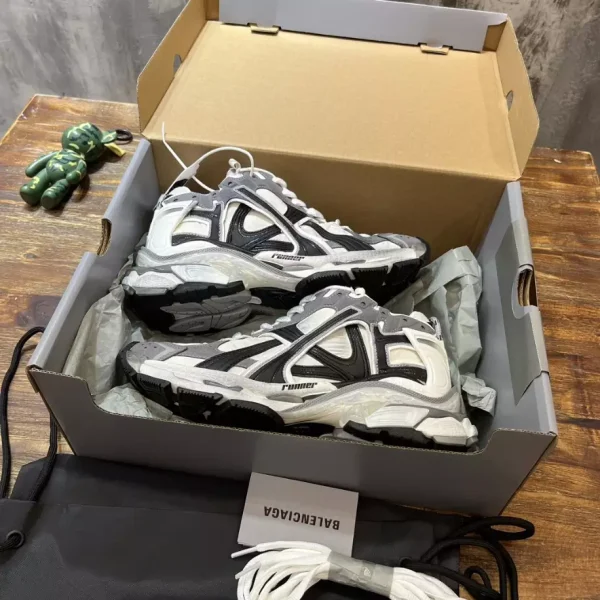 BALENCIAGA MEN’S RUNNER SNEAKER IN GREY/WHITE/BLACK – BB188 - Image 9
