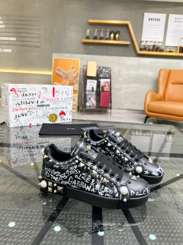 CHRISTIAN LOUBOUTIN LOW TOP SNEAKER – CL150