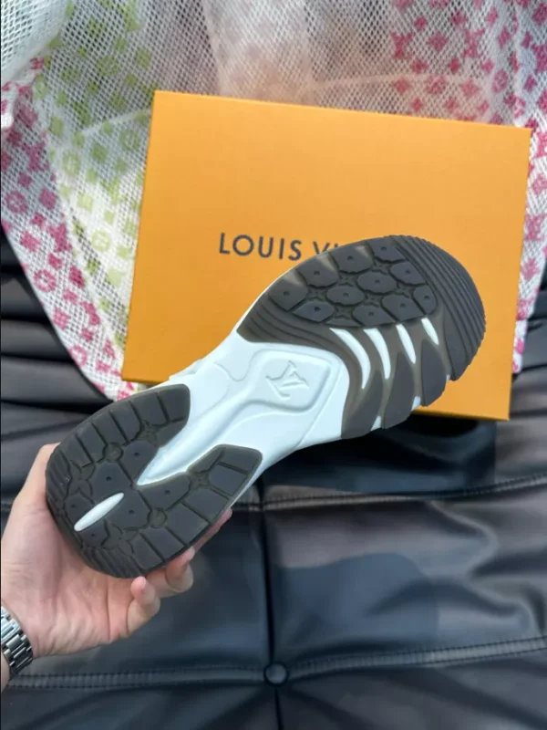 LOUIS VUITTON HIGH-TOP SNEAKER – LSVT340 - Image 4
