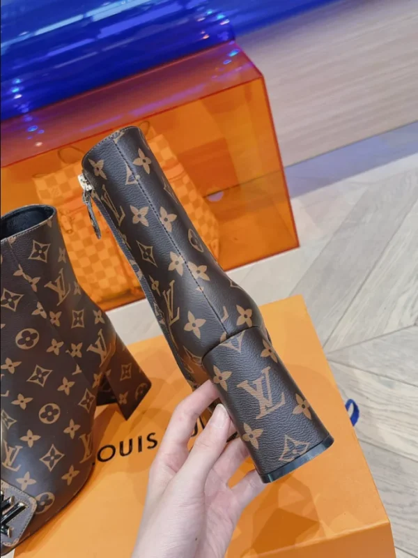 LOUIS VUITTON SHAKE ANKLE BOOT – WLS021 - Image 4