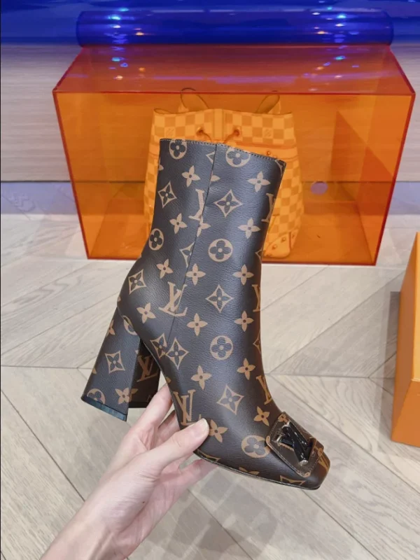 LOUIS VUITTON SHAKE ANKLE BOOT – WLS021 - Image 2