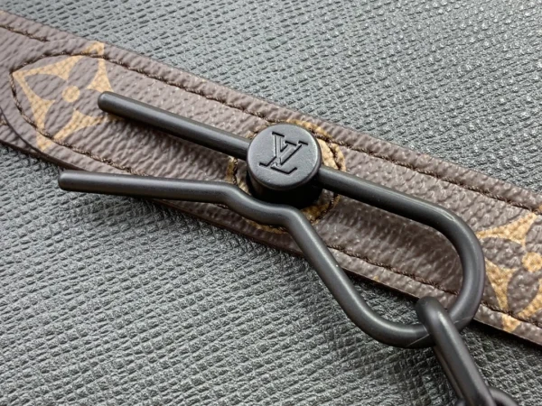 LOUIS VUITTON STEAMER WEARABLE WALLET – WLM582 - Image 4