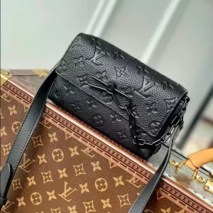 LOUIS VUITTON STEAMER WEARABLE WALLET – WLM583