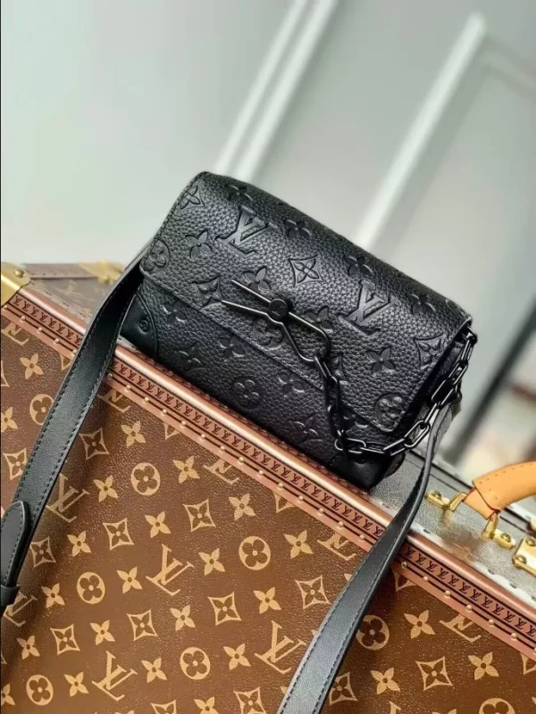 LOUIS VUITTON STEAMER WEARABLE WALLET – WLM583