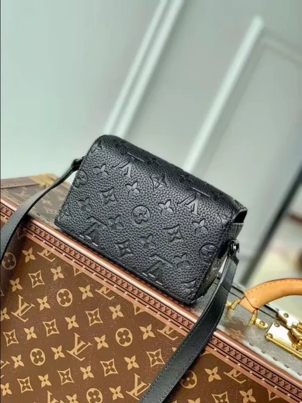 LOUIS VUITTON STEAMER WEARABLE WALLET – WLM583 - Image 2