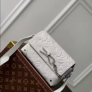 LOUIS VUITTON STEAMER WEARABLE WALLET – WLM584