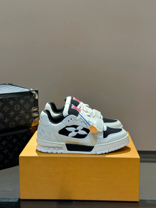 LOUIS VUITTON TRAINER SNEAKERS IN BLACK AND WHITE – LSVT354 - Image 2