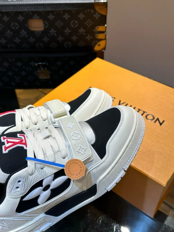LOUIS VUITTON TRAINER SNEAKERS IN BLACK AND WHITE – LSVT354 - Image 3