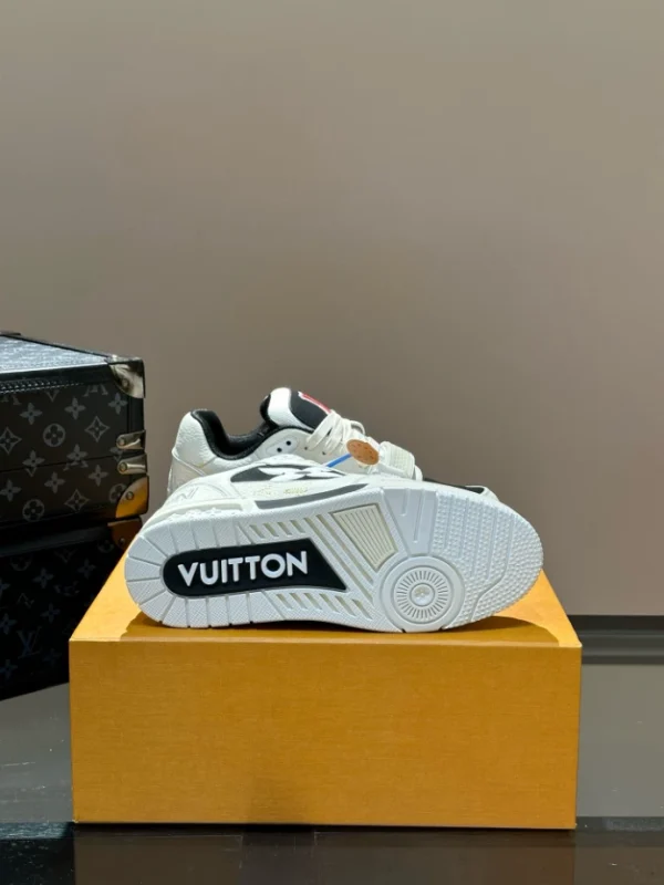 LOUIS VUITTON TRAINER SNEAKERS IN BLACK AND WHITE – LSVT354 - Image 9