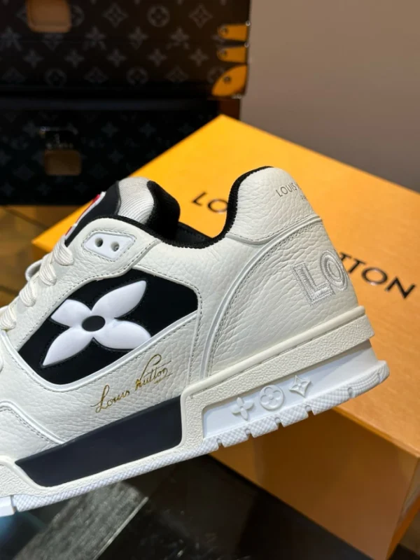 LOUIS VUITTON TRAINER SNEAKERS IN BLACK AND WHITE – LSVT354 - Image 4