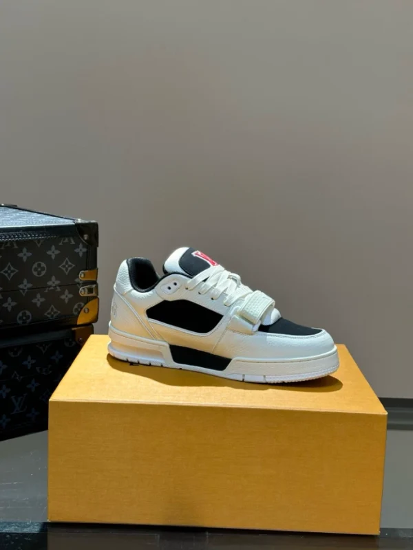 LOUIS VUITTON TRAINER SNEAKERS IN BLACK AND WHITE – LSVT354 - Image 5