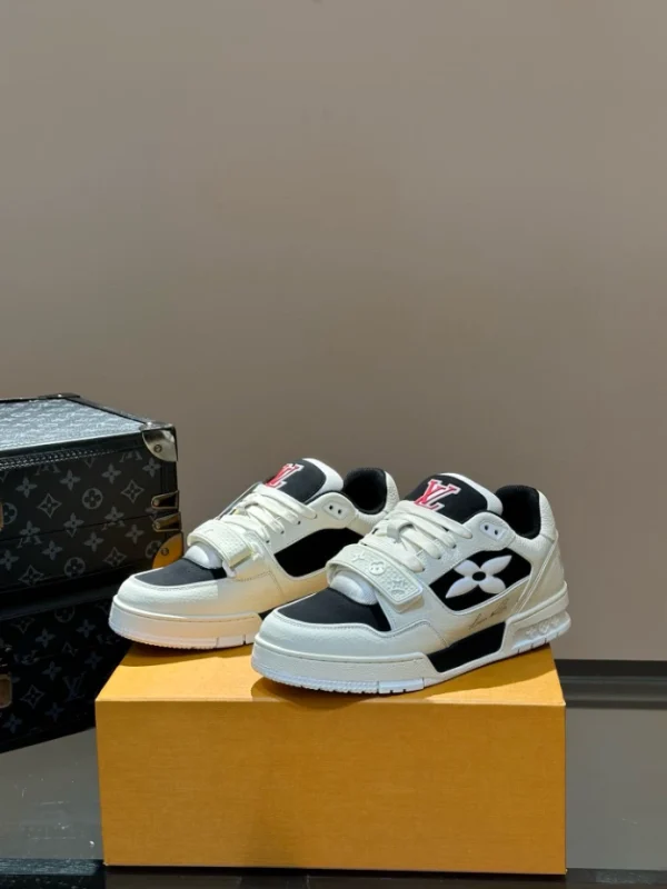 LOUIS VUITTON TRAINER SNEAKERS IN BLACK AND WHITE – LSVT354 - Image 6