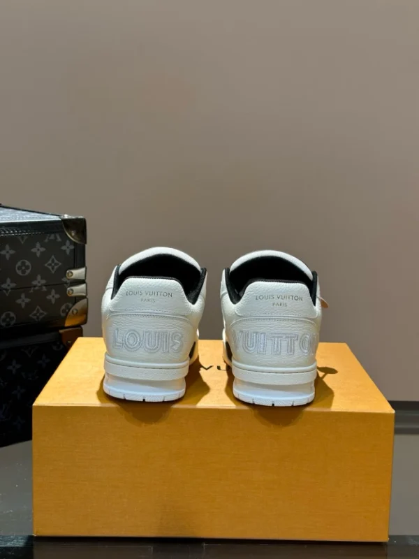 LOUIS VUITTON TRAINER SNEAKERS IN BLACK AND WHITE – LSVT354 - Image 7