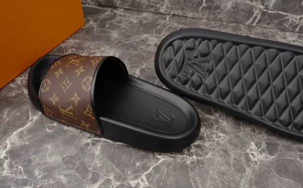 LOUIS VUITTON WATERFRONT MULE – LSVT140 - Image 4