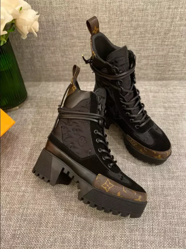 LV LAUREATE PLATFORM DESERT BOOT – WLS032
