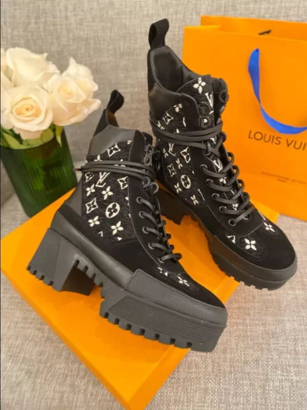 LV LAUREATE PLATFORM DESERT BOOT – WLS034