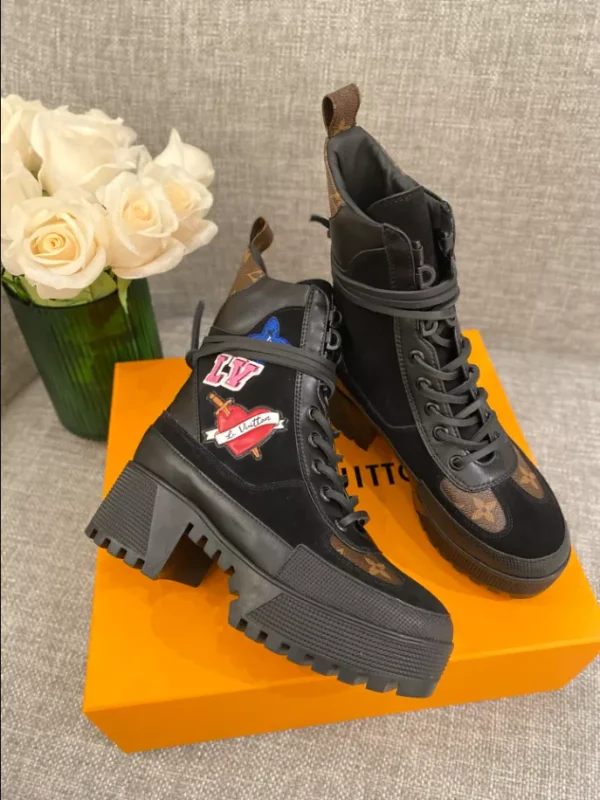 LV LAUREATE PLATFORM DESERT BOOT – WLS035