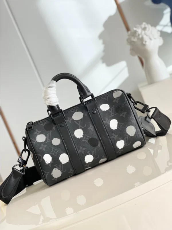LV X YK BANDOULIÈRE KEEPALL 25 MONOGRAM ECLIPSE CANVAS – WLM560 - Image 9