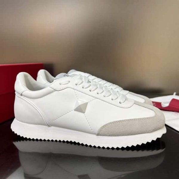 STUD AROUND LOW-TOP CALFSKIN AND NAPPA LEATHER SNEAKER – VLS004