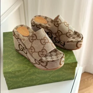 WOMEN’S JUMBO GG PLATFORM SLIDE SANDAL – GCS23