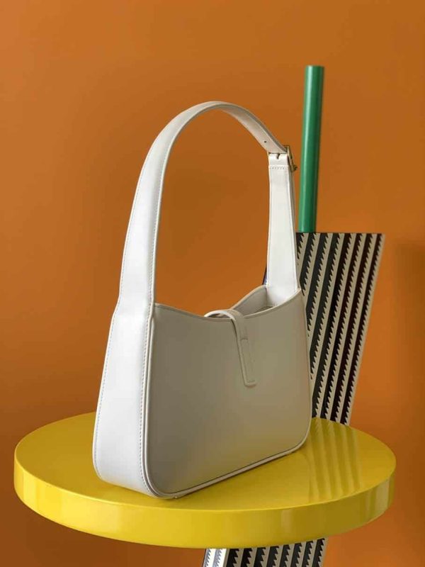 LE 5 À 7 HOBO BAG IN SMOOTH LEATHER – WBY07 - Image 8