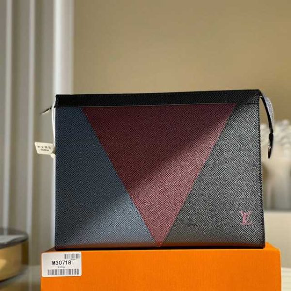 LOUIS VUITTON POCHETTE VOYAGE MM TAIGA LEATHER M30718 - Image 5