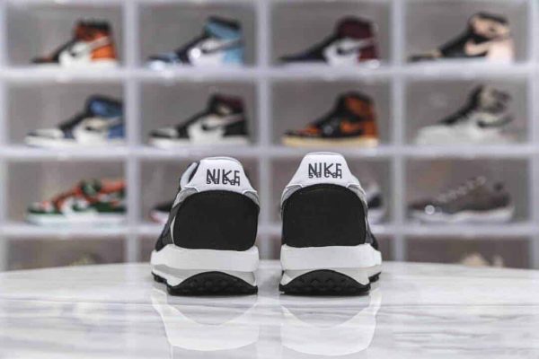 NIKE X SACAI WAFFLE DAYBREAK - Image 4